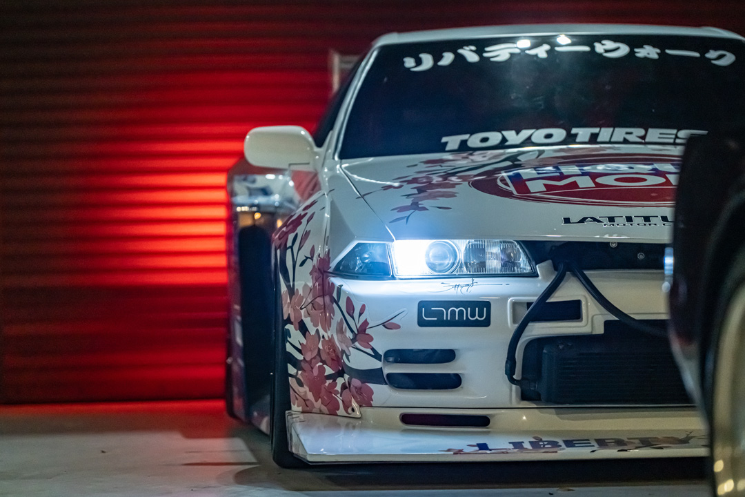 Osmond Seangsuwan’s 1990 Nissan Skyline GT-R with Liberty Walk LB-Kaido widebody aero, LIQUI MOLY livery, Rohana wheels, Toyo tires, RB26 power, carbon interior, and Japanese-inspired artwork.