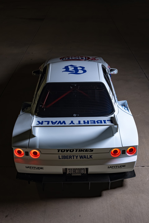 Osmond Seangsuwan’s 1990 Nissan Skyline GT-R with Liberty Walk LB-Kaido widebody aero, LIQUI MOLY livery, Rohana wheels, Toyo tires, RB26 power, carbon interior, and Japanese-inspired artwork.
